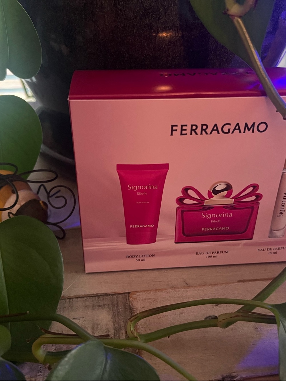 Salvatore Ferragamo Signorina Pink Gift Set - Hot Pink